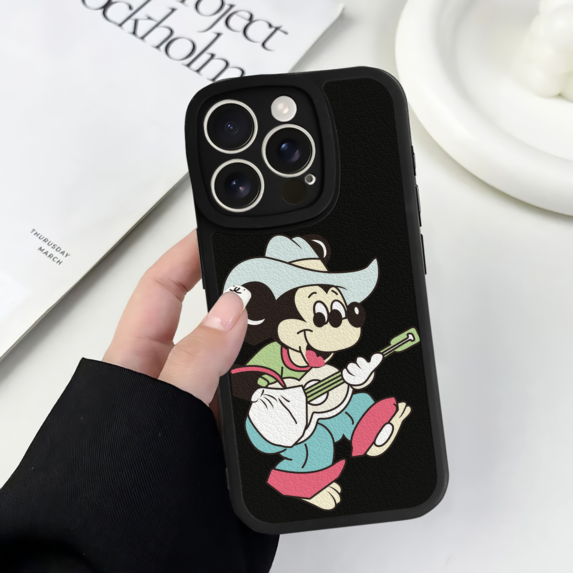 （画像用） ミッキーマウス Mickey Mouse 【iPhone 16シリーズ対応】シリコンスマホケース（レザー調） 材質：シリコン